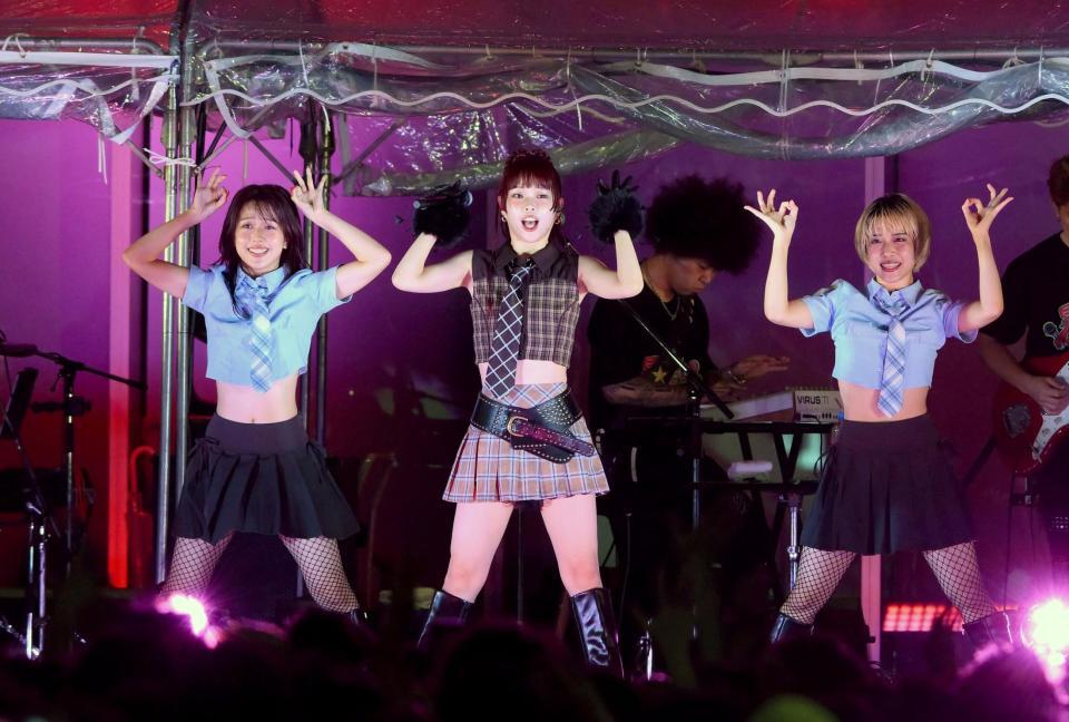 　サプライズライブを開催したアイナ・ジ・エンド（中央）＝撮影・堀内翔