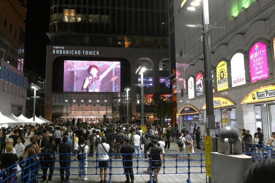 　新宿歌舞伎町タワー前シネシティ広場で開催されたアイナ・ジ・エンドのサプライズライブ（撮影・堀内翔）