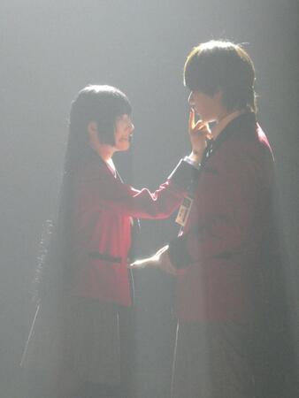 　舞台「賭ケグルイ」の（左の）蟹沢萌子、（右の）永田聖一朗