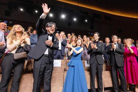 　スタンディングオベーションに包まれた（左から）細田守監督、芦田愛菜、岡田将生ⓒＫＡＺＵＫＯ　ＷＡＫＡＹＡＭＡ