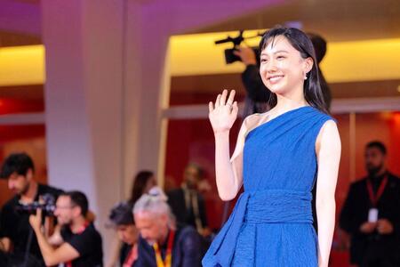 　笑顔で手を振る芦田愛菜ⓒＫＡＺＵＫＯ　ＷＡＫＡＹＡＭＡ