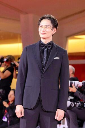 　メガネ姿でほほえむ岡田将生ⓒＫＡＺＵＫＯ　ＷＡＫＡＹＡＭＡ