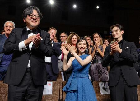 　公式上映でスタンディングオベーションを受けた（左から）細田守監督、芦田愛菜、岡田将生©ＫＡＺＵＫＯ　ＷＡＫＡＹＡＭＡ