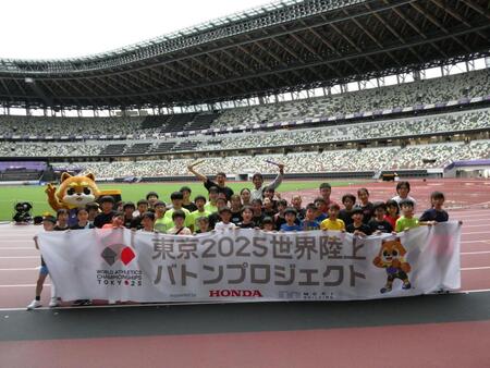 　小学生と写真に応じる（中央左奧の）高平慎士さん、（中央右奥の）織田裕二