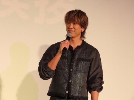 　映画「アオショー！」の公開記念舞台あいさつに登場したＮＥＷＳ・小山慶一郎