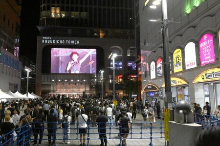 　新宿歌舞伎町タワー前シネシティ広場で開催されたアイナ・ジ・エンドのサプライズライブ（撮影・堀内翔）