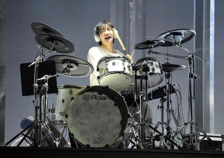 　電子ドラムをたたく川﨑星輝（撮影・伊藤笙子）