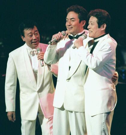 　そろって熱唱する元祖「御三家」の（左から）橋幸夫さん、西郷輝彦さん、舟木一夫＝２０００年１０月