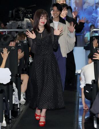 　客席を通り登壇する橋本環奈ら（撮影・棚橋慶太）