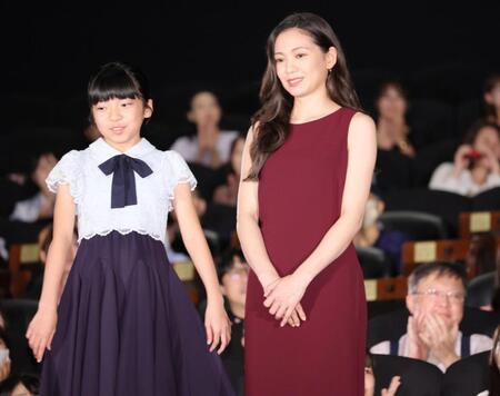 　鈴木碧桜（左）と笑顔で話す二階堂ふみ（撮影・棚橋慶太）