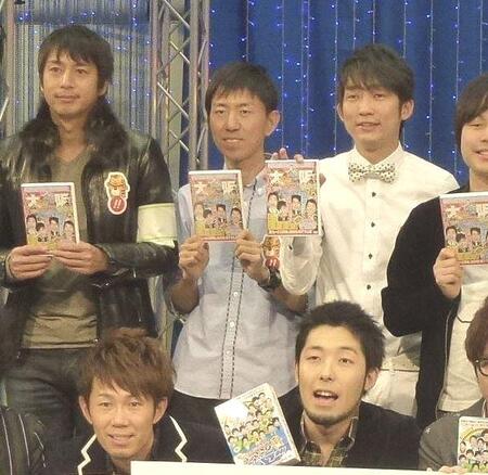 　２０１１年１２月、急性膵炎から復帰７カ月後の福田充徳（中央）。激やせしている