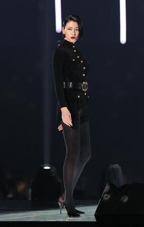 　ランウェーを歩く三吉彩花（撮影・佐々木彰尚）
