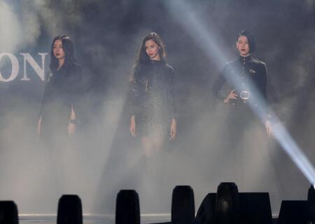 　ＴＧＣのトップを務めた（左から）池田エライザ、中条あやみ、三吉彩花（撮影・佐々木彰尚）