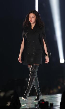 　ランウェーを歩く池田エライザ（撮影・佐々木彰尚）