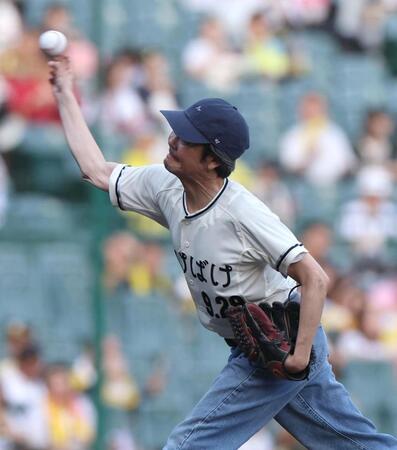 　ファーストピッチセレモニーを務める岡部たかし＝５日