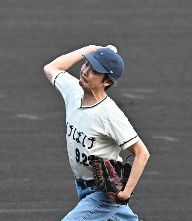 　ファーストピッチセレモニーを務める岡部たかし＝５日