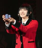 　熱演する蟹沢萌子