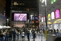 　新宿歌舞伎町タワー前シネシティ広場で開催されたアイナ・ジ・エンドのサプライズライブ（撮影・堀内翔）