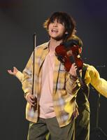 　バイオリンを手に熱演する稲葉通陽（撮影・伊藤笙子）