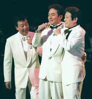 　そろって熱唱する元祖「御三家」の（左から）橋幸夫さん、西郷輝彦さん、舟木一夫＝２０００年１０月