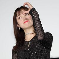 　客席に向かいハートマークを作る橋本環奈（撮影・棚橋慶太）