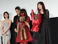 　サプライズで登場した「赤い人」から赤い花束を受け取る橋本環奈（右）＝撮影・棚橋慶太