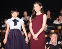 　鈴木碧桜（左）と笑顔で話す二階堂ふみ（撮影・棚橋慶太）