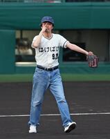 　ファーストピッチセレモニーに登場し、マウンドへ向かう岡部たかし＝５日