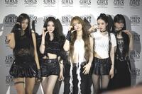 　ポーズを決める（左から）ＭＥＯＶＶのＧＡＷＯＮ、ＡＮＮＡ、ＥＬＬＡ、ＮＡＲＩＮ、ＳＯＯＩＮ