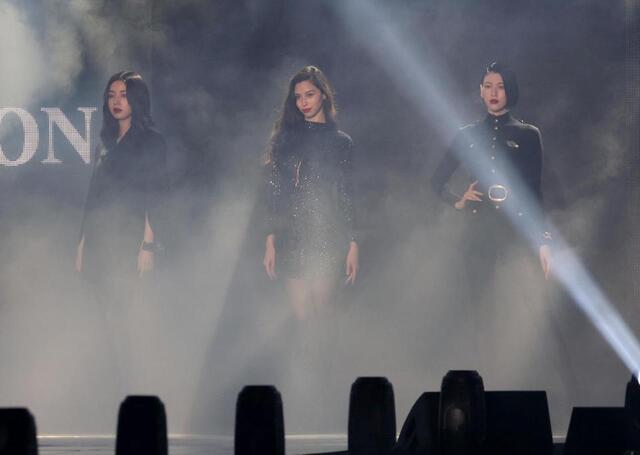 どんだけ脚長っ！三吉彩花 9頭身の黒ストッキング映える異次元の超絶