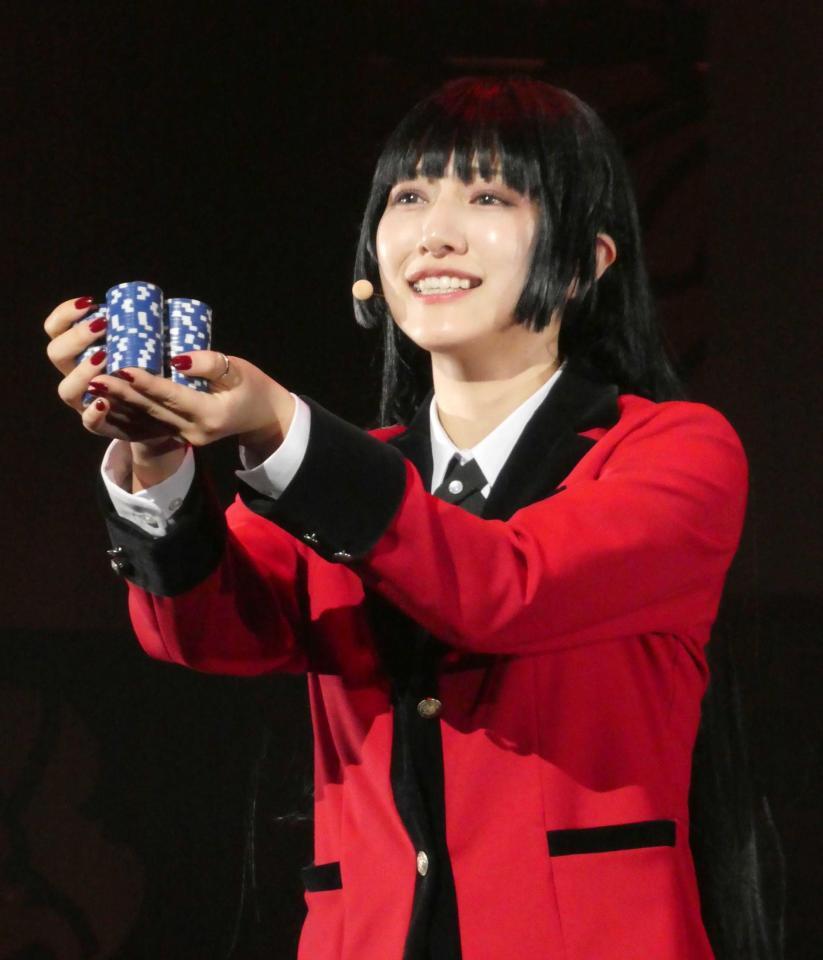 　熱演する蟹沢萌子