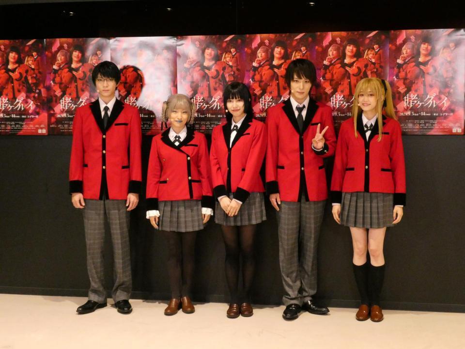 　写真撮影に応じる（左から）笹森裕貴、梅田彩佳、蟹沢萌子、永田聖一朗、小林萌香