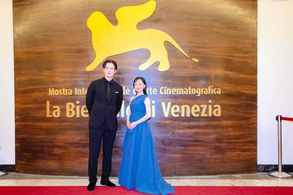 　笑顔を見せる岡田将生（左）と芦田愛菜ⓒＫＡＺＵＫＯ　ＷＡＫＡＹＡＭＡ