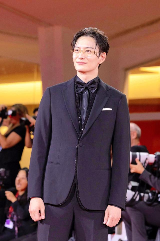 　メガネ姿でほほえむ岡田将生ⓒＫＡＺＵＫＯ　ＷＡＫＡＹＡＭＡ