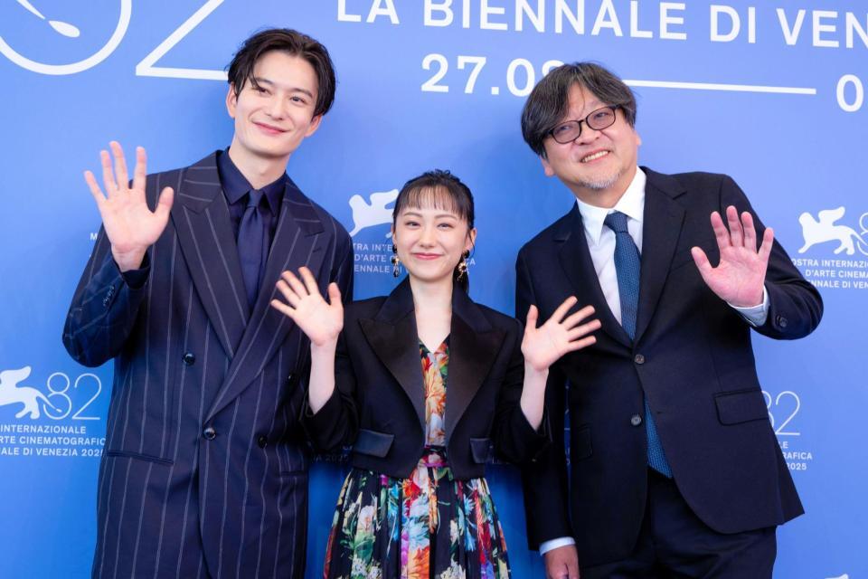 　フォトコールで手を振る（左から）岡田将生、芦田愛菜、細田守監督ⓒＫＡＺＵＫＯ　ＷＡＫＡＹＡＭＡ