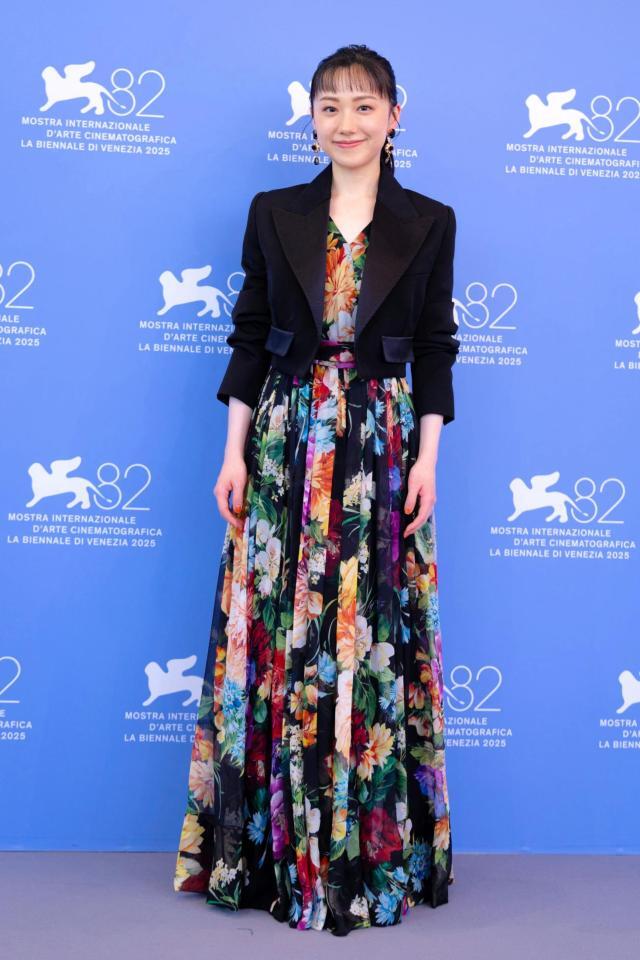 　フォトコールに応じた芦田愛菜ⓒＫＡＺＵＫＯ　ＷＡＫＡＹＡＭＡ