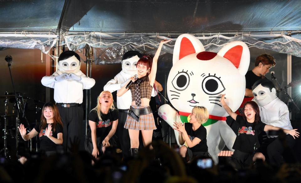 　ＴＶアニメ「ダンダダン」のキャラクターのセルポ星人、ターボババアと観客を盛り上げたアイナ・ジ・エンド（中央）＝撮影・堀内翔