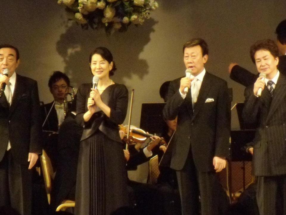 　「いつでも夢を」を披露する（左２番目から）吉永小百合、橋幸夫さん、三田明＝２０１０年