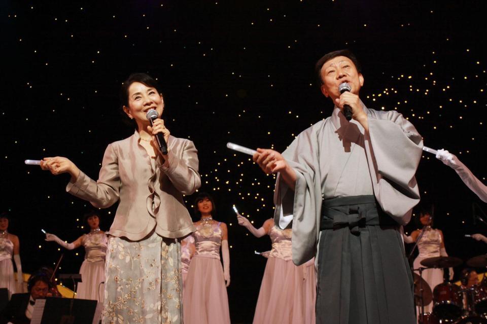 　ゲストの吉永小百合（左）と「いつでも夢を」を熱唱する橋幸夫さん＝２０１０年