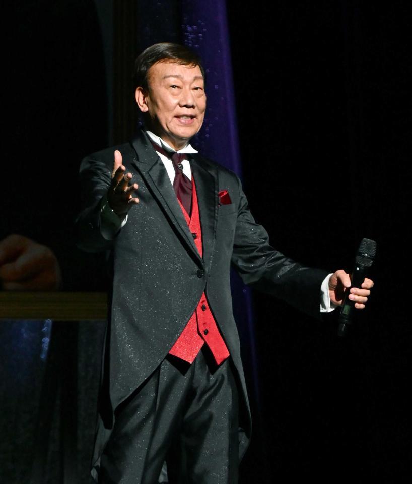 　圧巻の歌声でコンサート会場のファンを魅了する橋幸夫さん＝２０２３年５月