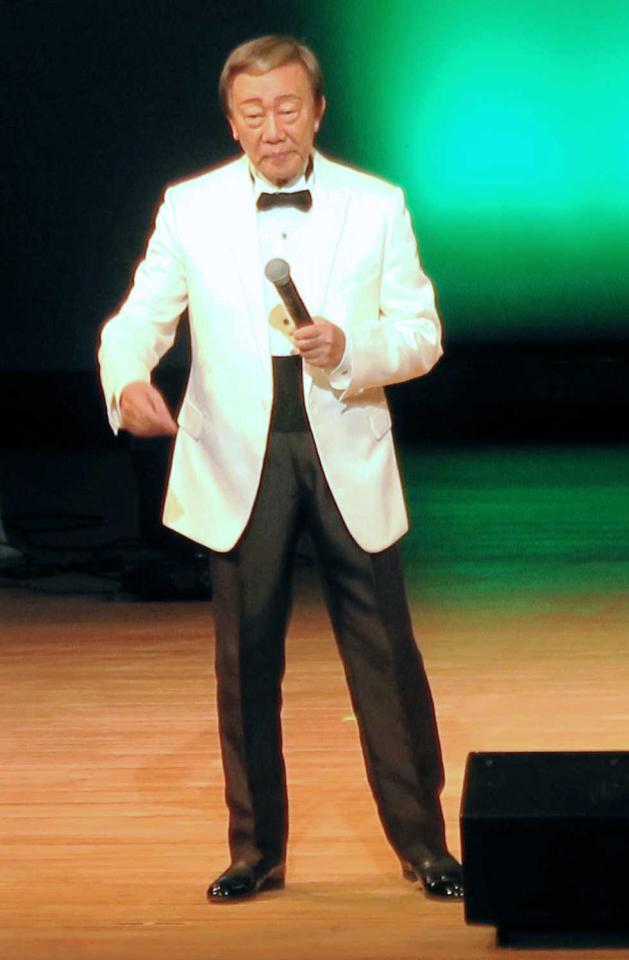　ステージに立つ橋幸夫＝６月１１日