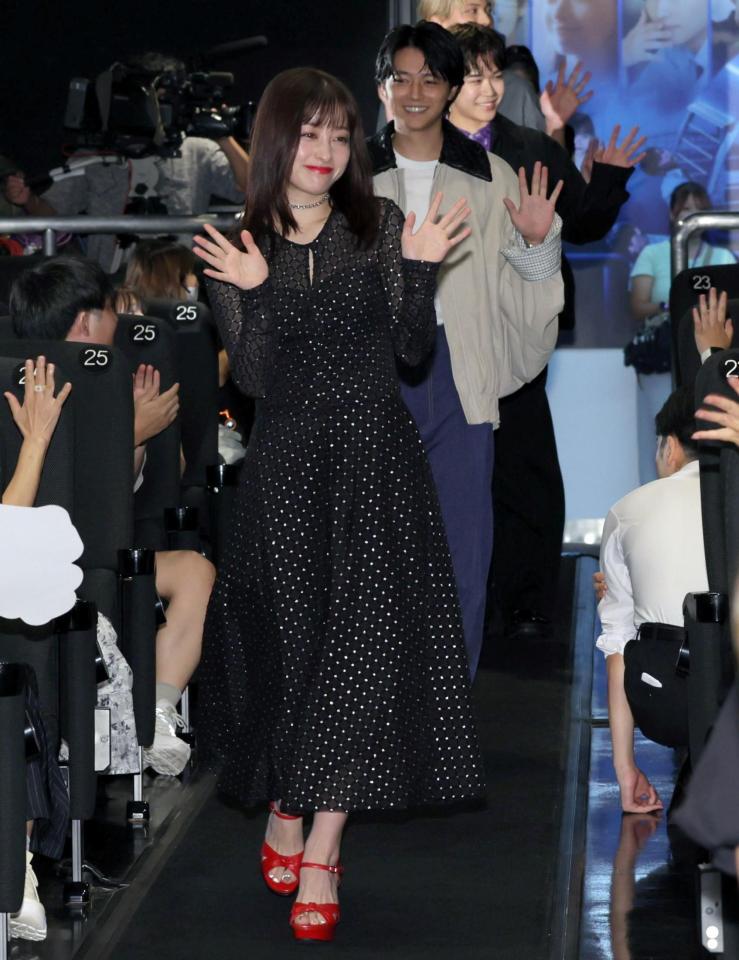 　客席を通り登壇する橋本環奈ら（撮影・棚橋慶太）