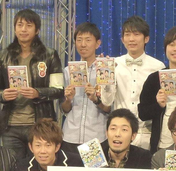 　２０１１年１２月、急性膵炎から復帰７カ月後の福田充徳（中央）。激やせしている