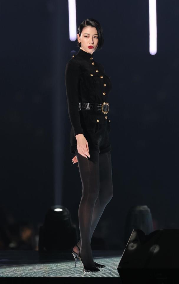 　ランウェーを歩く三吉彩花（撮影・佐々木彰尚）
