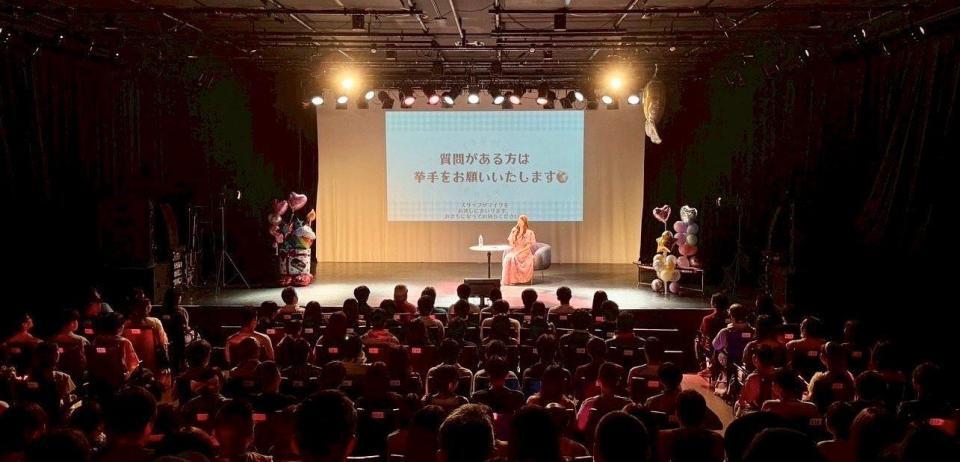 　バースデーイベントでファンと質問コーナーを行った松村沙友理（中央）
