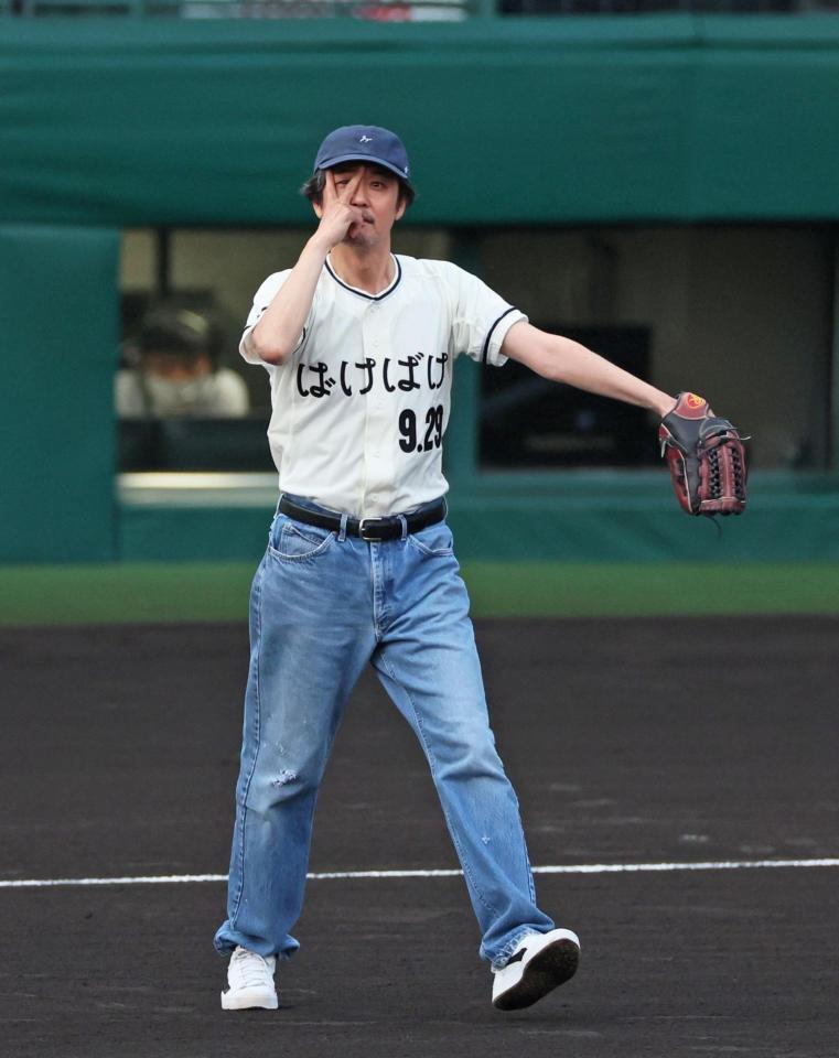 　ファーストピッチセレモニーに登場し、マウンドへ向かう岡部たかし＝５日