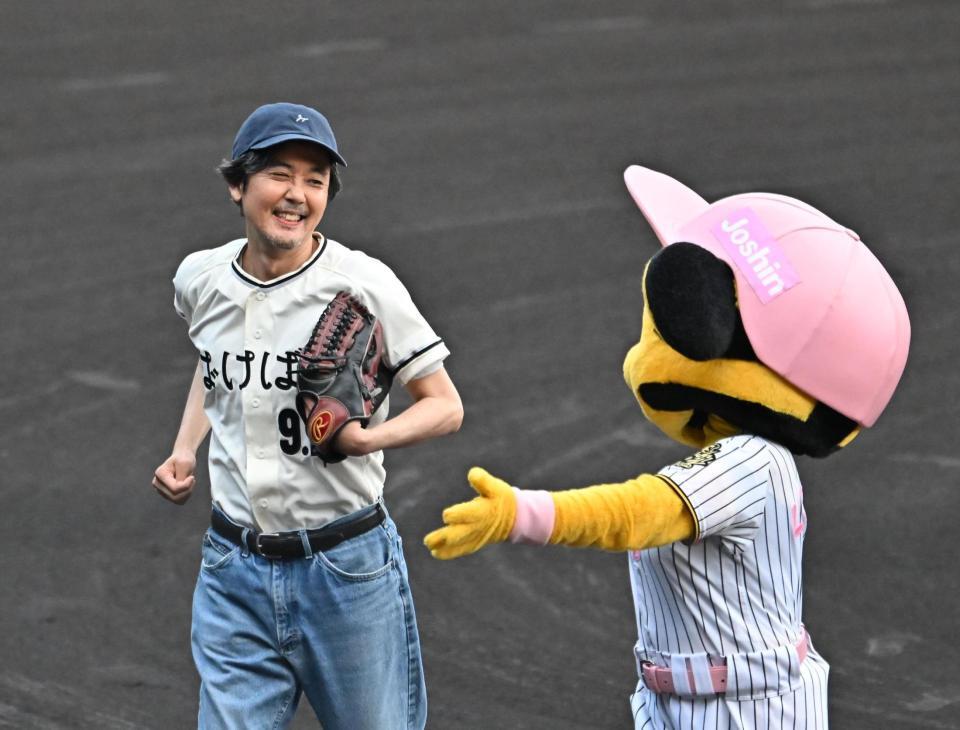 　ファーストピッチセレモニーを終え笑顔の岡部たかし＝５日