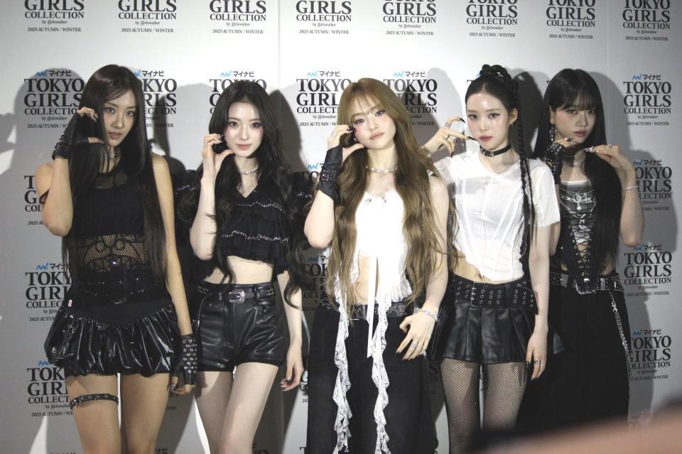 　ポーズを決める（左から）ＭＥＯＶＶのＧＡＷＯＮ、ＡＮＮＡ、ＥＬＬＡ、ＮＡＲＩＮ、ＳＯＯＩＮ