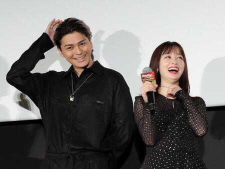 　笑顔でトークする橋本環奈（右）と眞栄田郷敦（撮影・棚橋慶太）