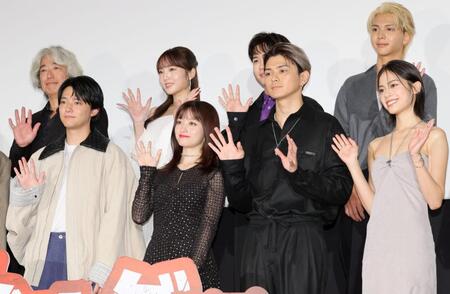 　（前列左から）櫻井海音、橋本環奈、眞栄田郷敦、安斉星来（後列左から）羽住英一郎監督、本田真凜、鈴木福、吉田剛明（撮影・棚橋慶太）